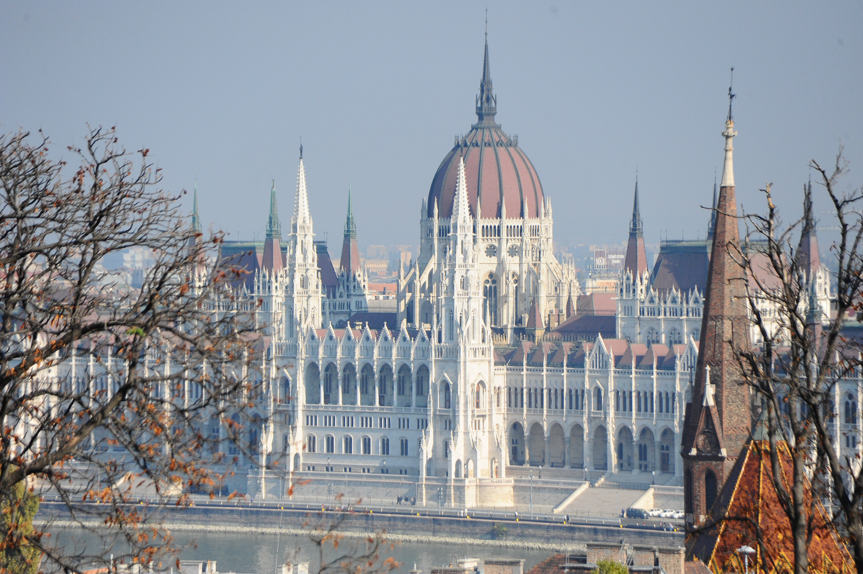 Parlamento Húngaro visto da colina do Castelo, através do Danúbio, Budapeste; fotografia real de 21 de outubro de 2012.