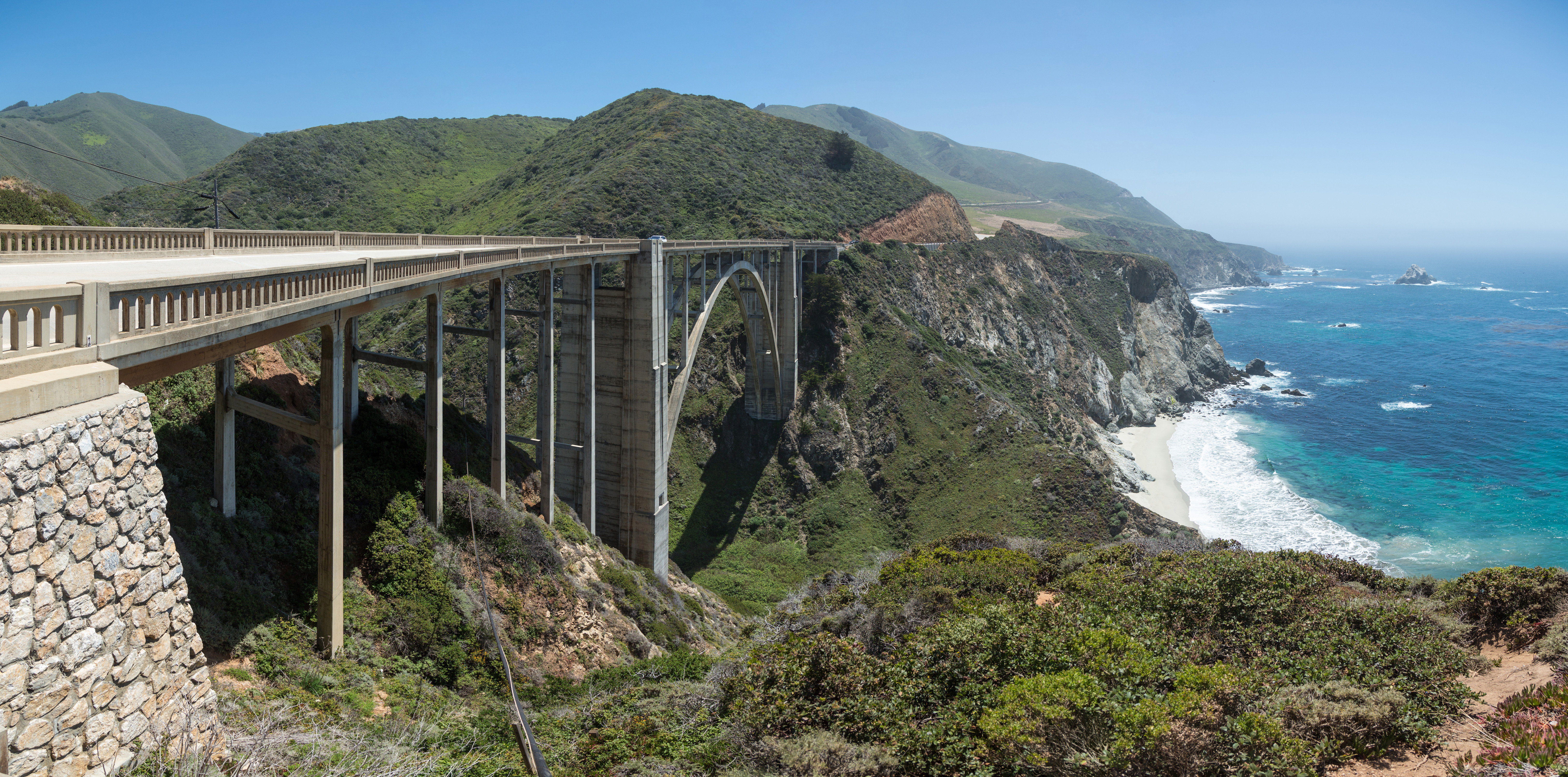 Bixby Creek Bridge e a costa de Big Sur, em fotografia de maio de 2013. Ambientação histórica; a imagem não comprova acesso atual.