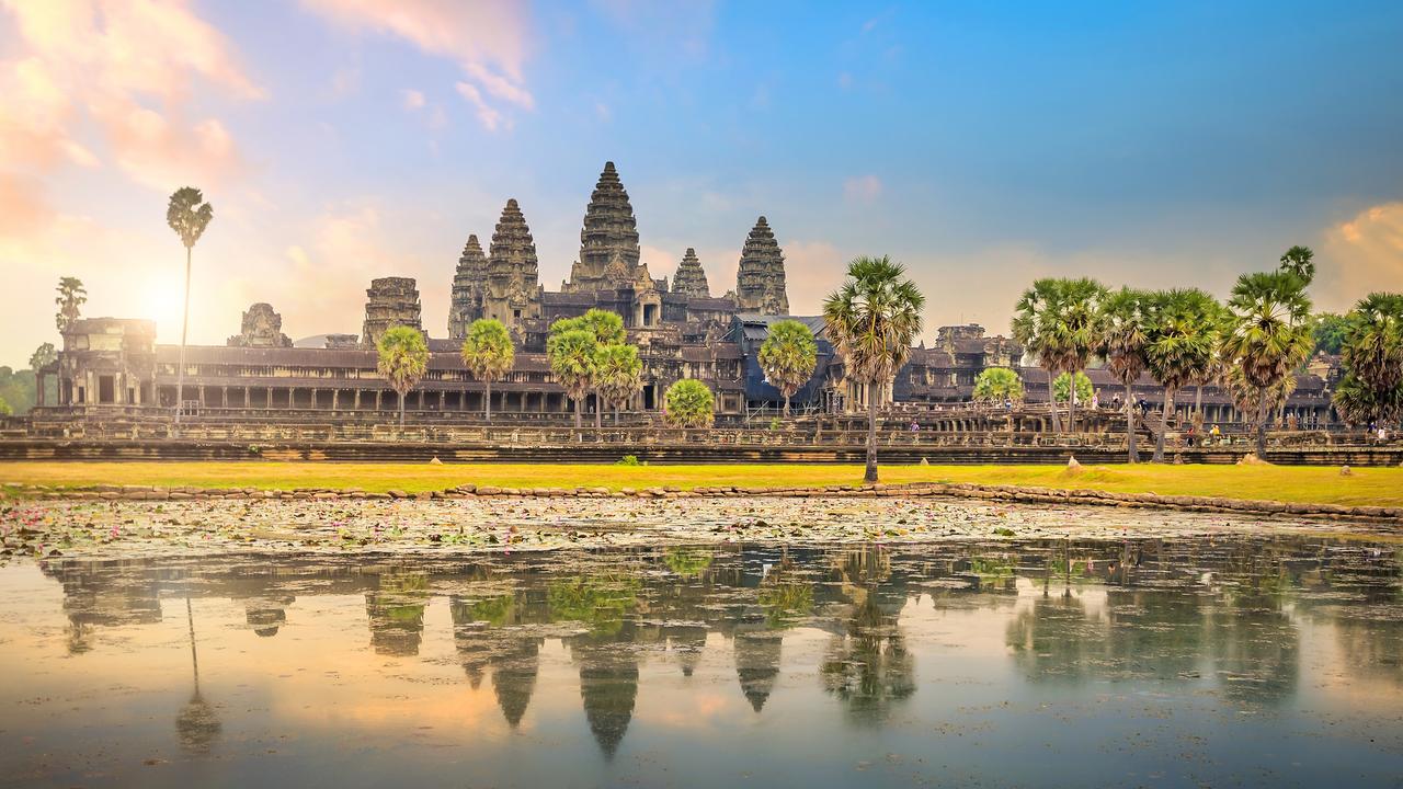 Torres de Angkor Wat e reflexo na água, em fotografia de maio de 2020. Imagem de ambientação; não comprova as condições atuais.