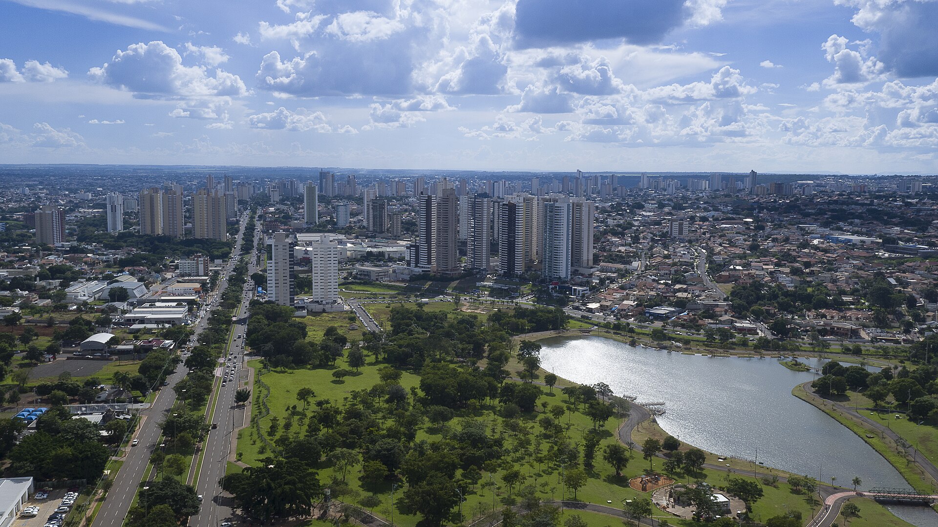 Vista aérea do Parque das Nações Indígenas e da Avenida Afonso Pena, Campo Grande, em 2018.