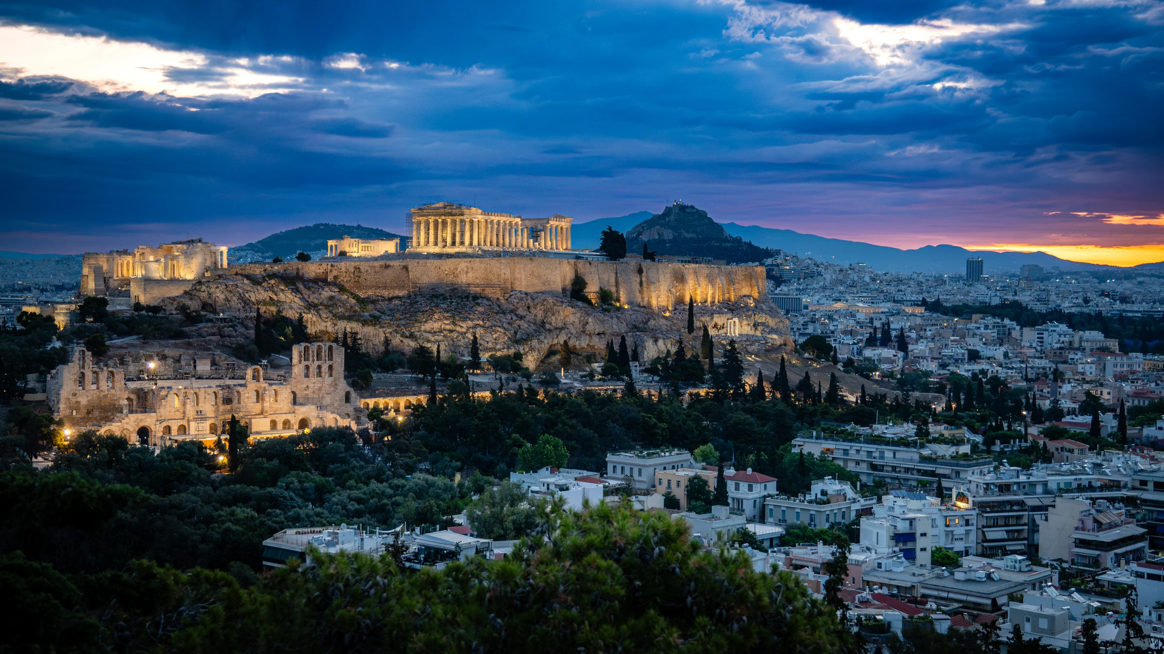 Acrópole de Atenas ao amanhecer, com o Partenon e o Odeon de Herodes Ático reconhecíveis, em fotografia de Andrew Parlette.