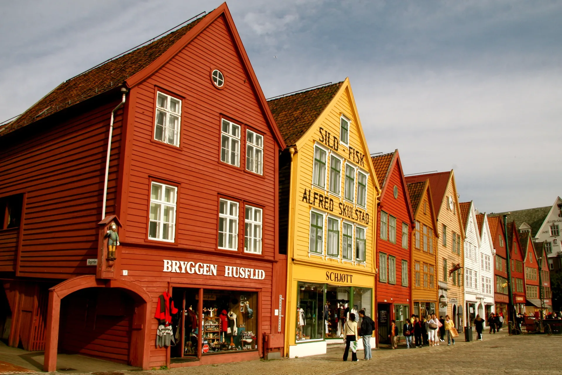 Fachadas históricas coloridas de Bryggen, em Bergen, Noruega.