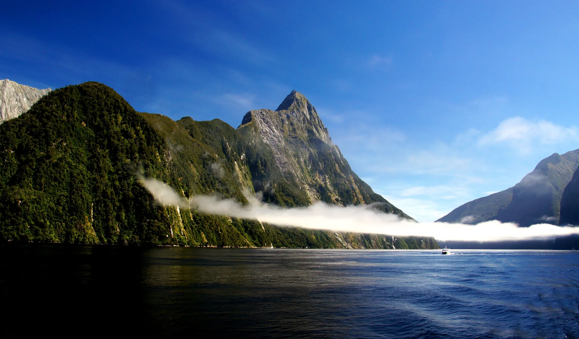 Mitre Peak sobre as águas de Piopiotahi/Milford Sound, Ilha Sul da Nova Zelândia. Fotografia real de Bernard Spragg. NZ.