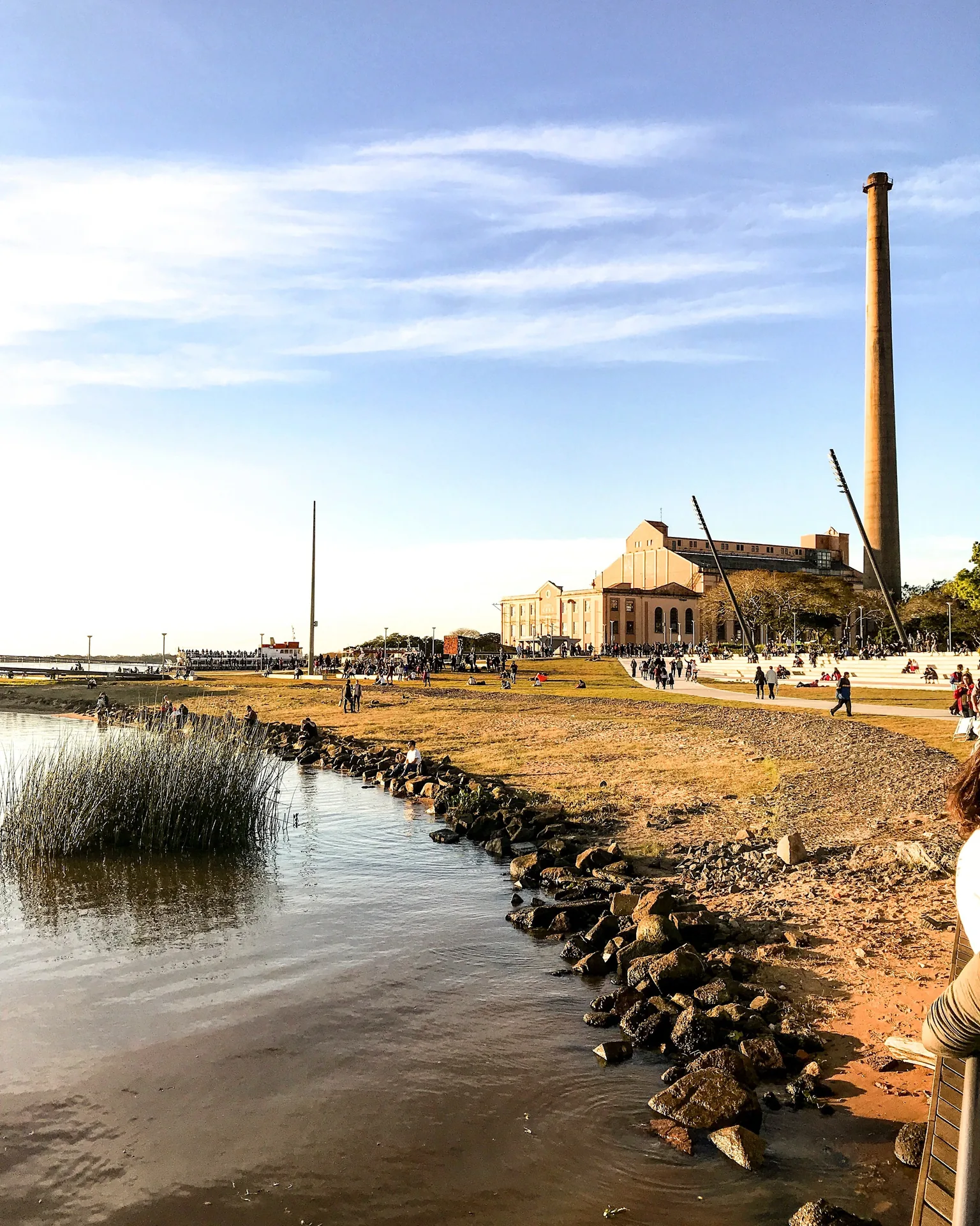 Usina do Gasômetro e sua chaminé junto ao Guaíba, em fotografia de julho de 2018.