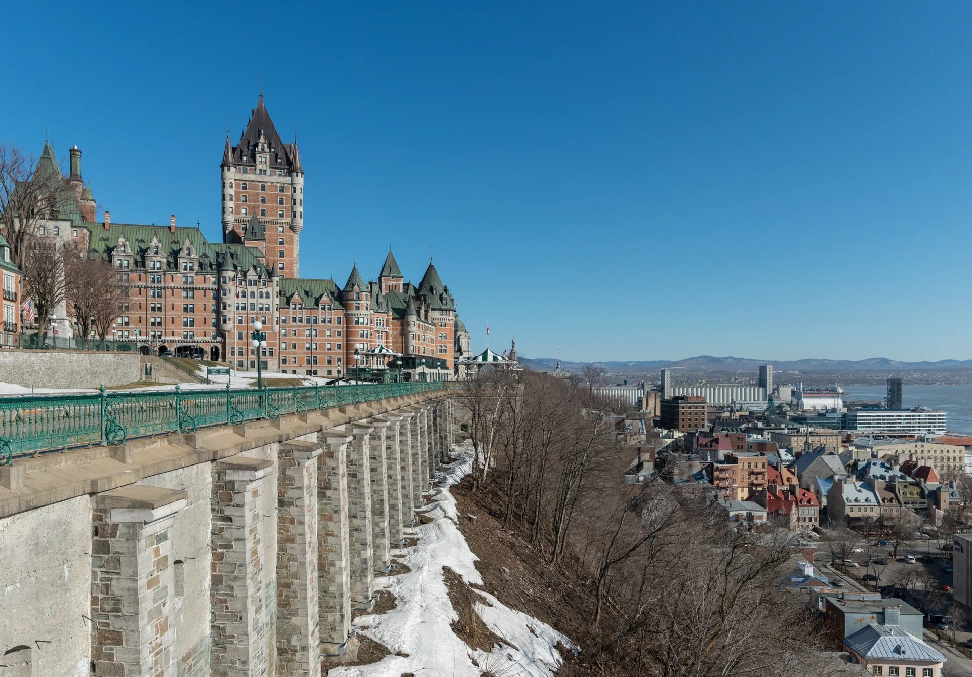 Château Frontenac, Terrasse Dufferin e cidade baixa de Québec sobre o São Lourenço. Fotografia real de DXR / Daniel Vorndran.