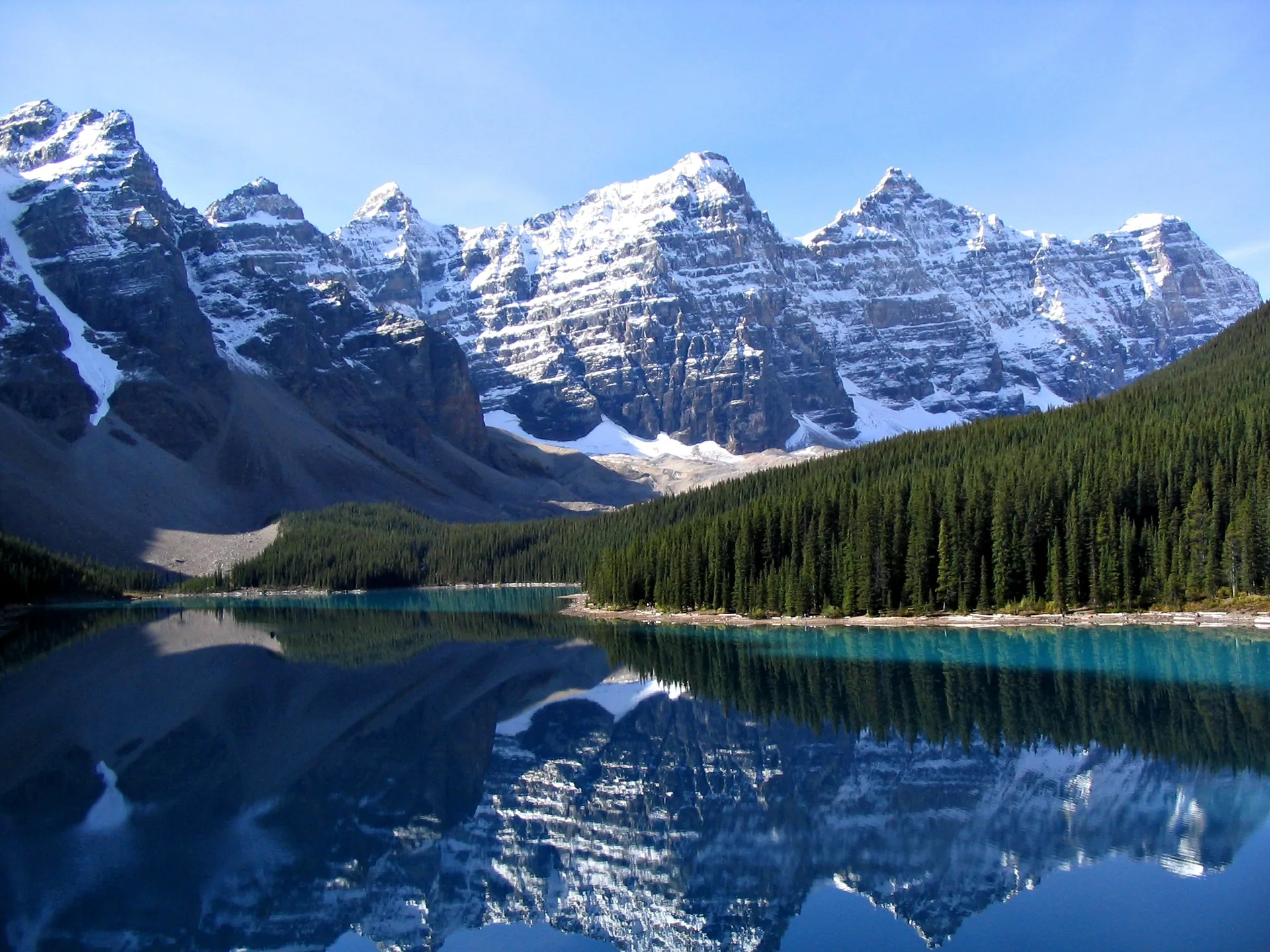 Moraine Lake e os picos rochosos do Valley of the Ten Peaks refletidos na água, fotografia real de Gorgo.