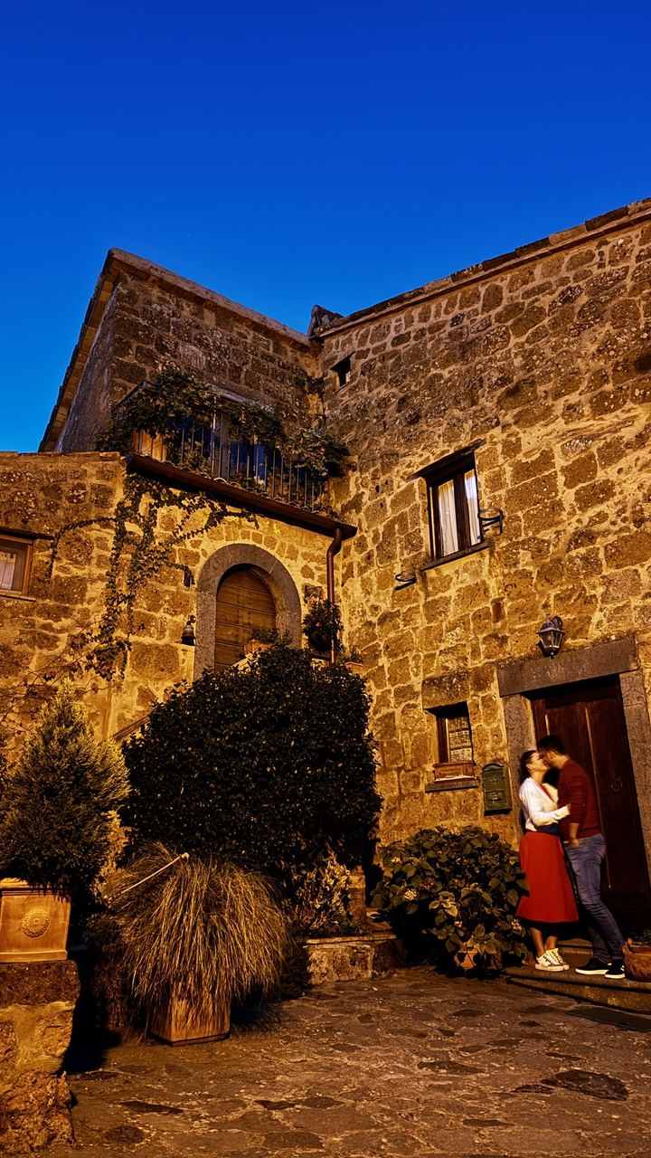 Marcelo e Alexandra se beijando nas ruelas medievais de Civita di Bagnoregio, Itália