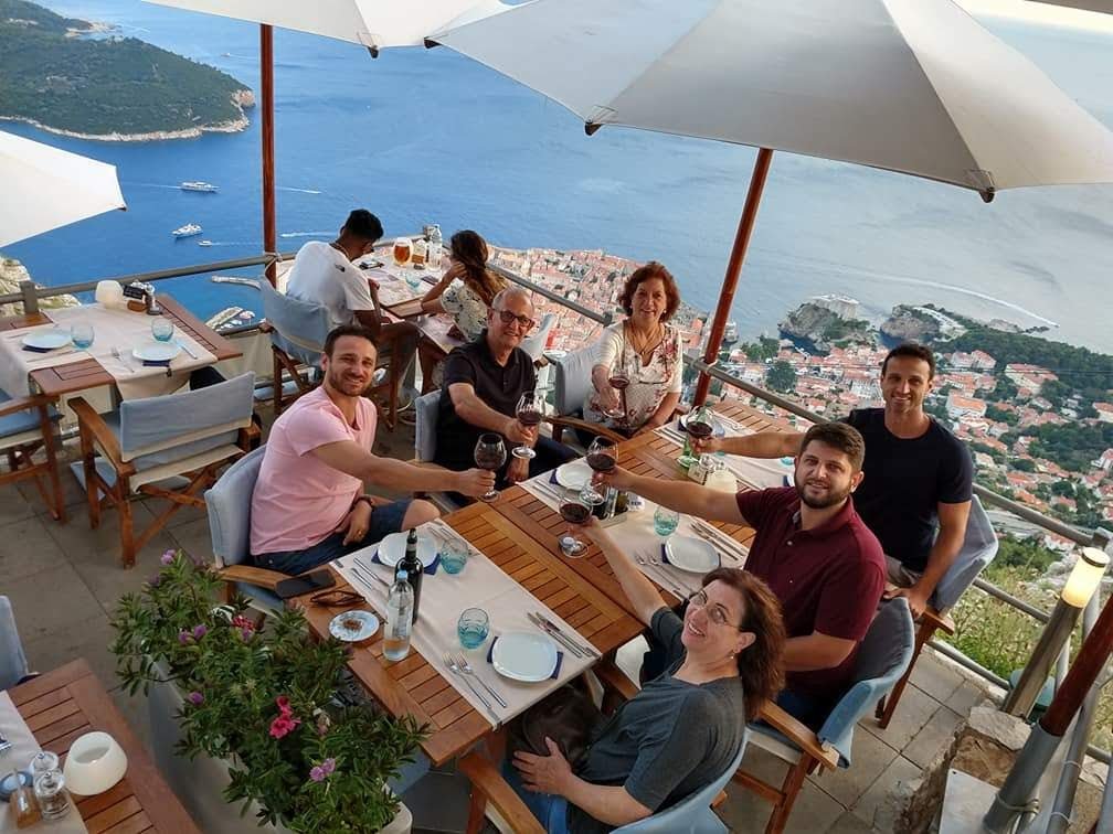 Almoco em familia em restaurante com vista para o mar em Dubrovnik