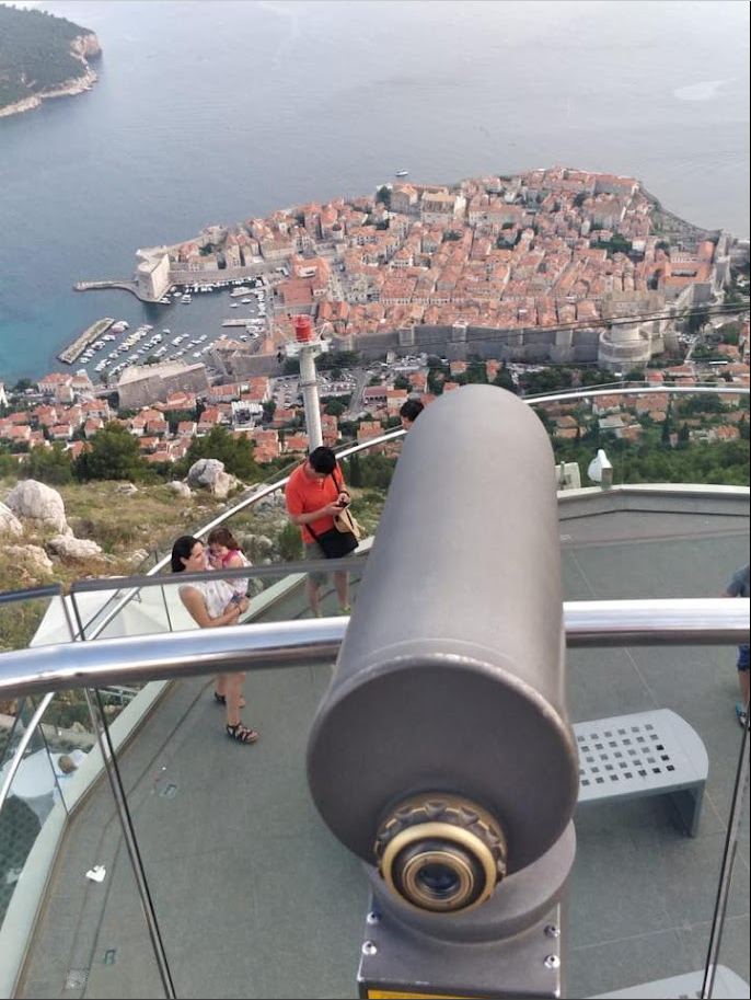 Vista aérea de Dubrovnik e do mar Adriático na Croácia