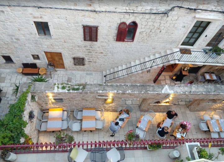 Café da manhã com vista para o porto de Hvar