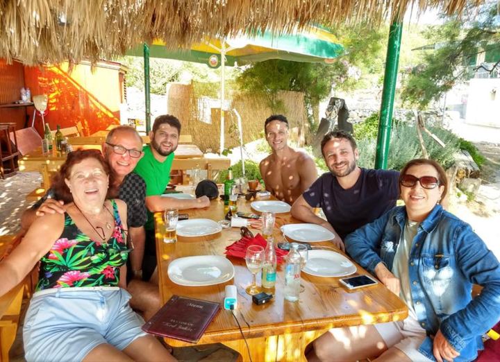 Almoço no restaurante rústico em ilha perto de Hvar