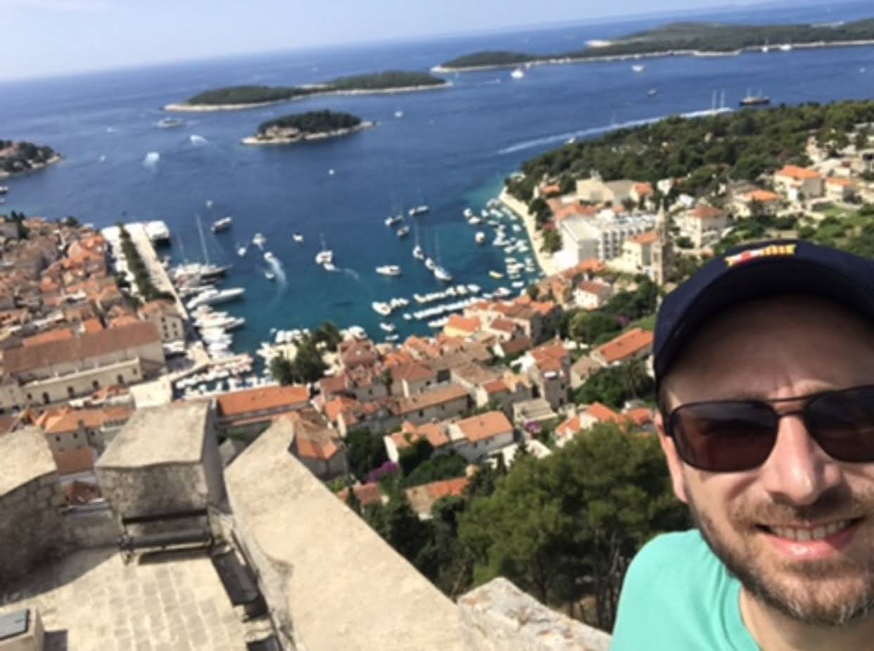 Vista aerea de Hvar com barcos no porto