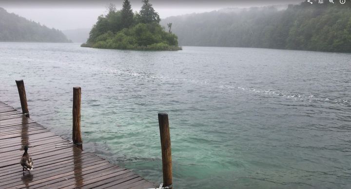 Lagos Plitvice — deck de madeira com lago verde-esmeralda