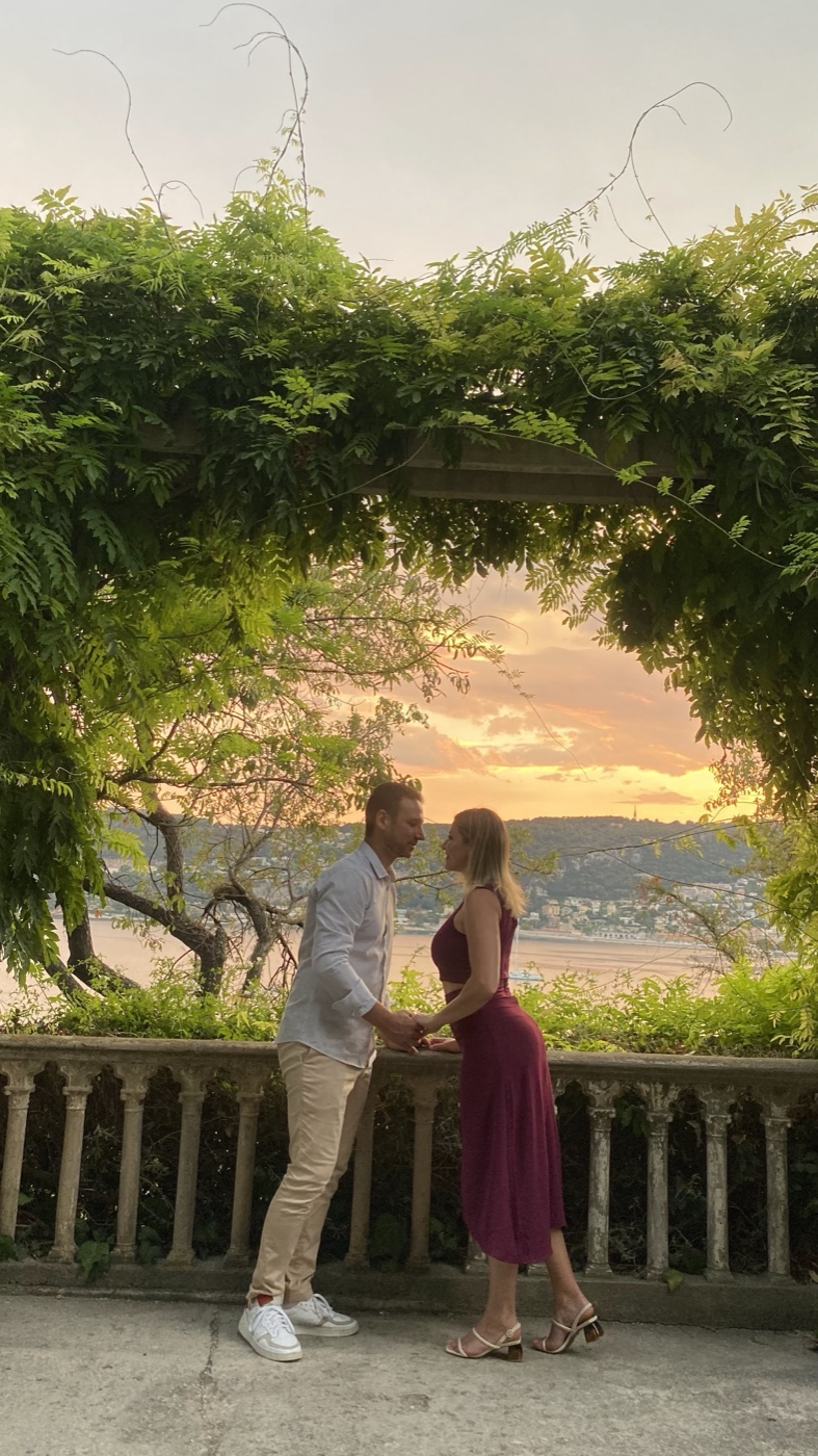 Casal na balaustrada com vista para o mar em Cap-Ferrat