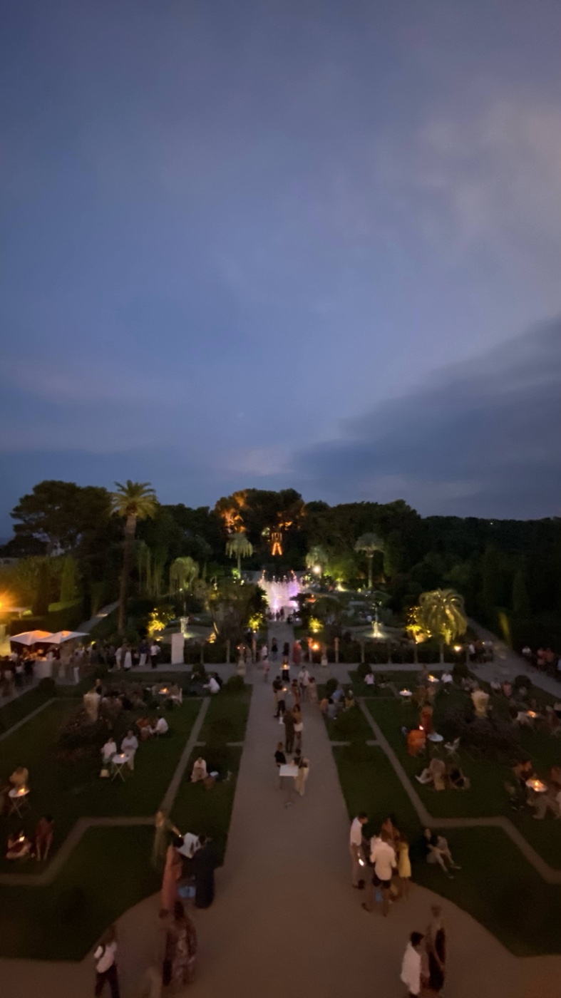 Jardim da Villa Ephrussi ao por do sol em Cap-Ferrat