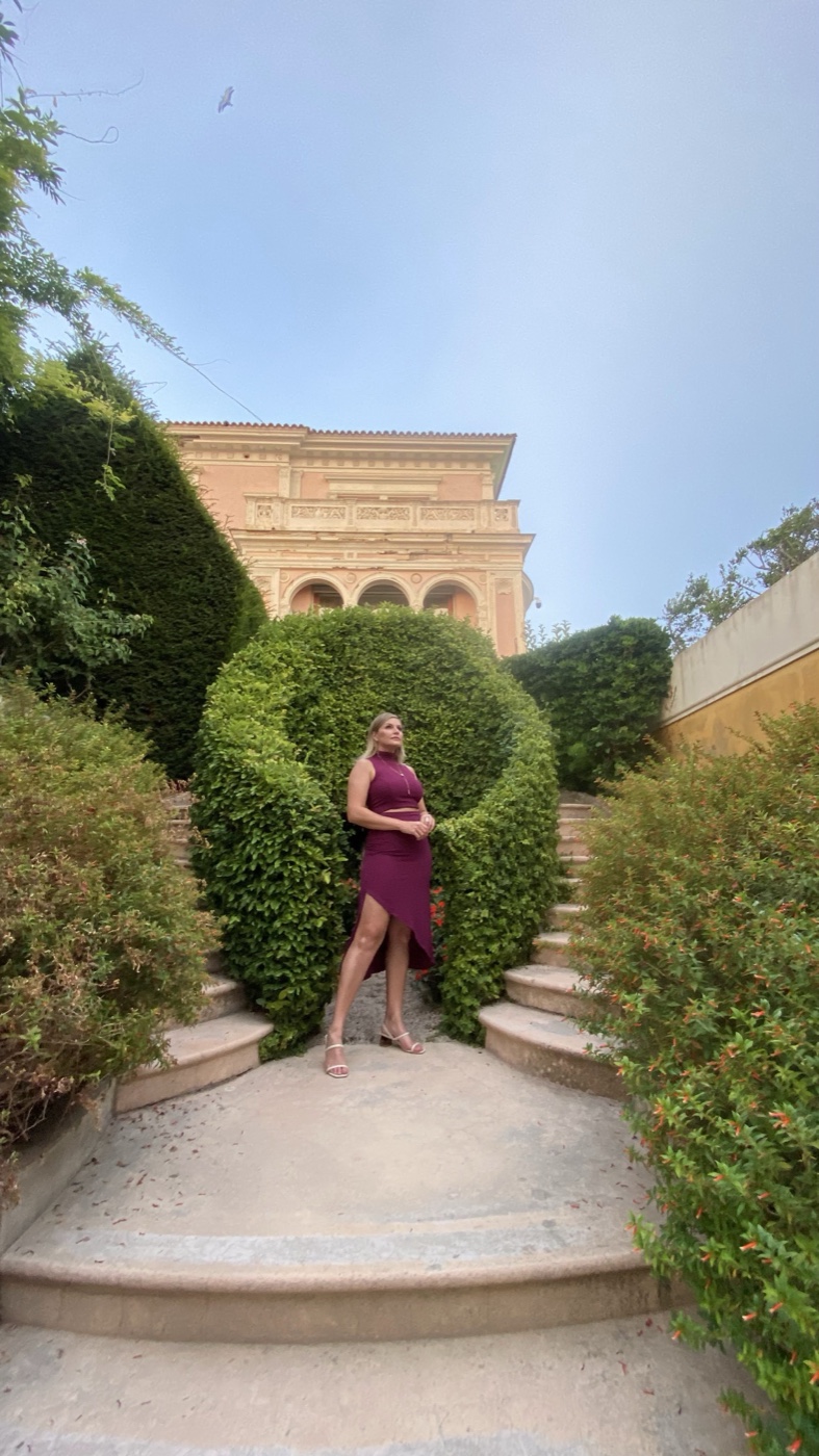 Jardins esculpidos e palácio rosa da Villa Ephrussi de Rothschild em Cap-Ferrat