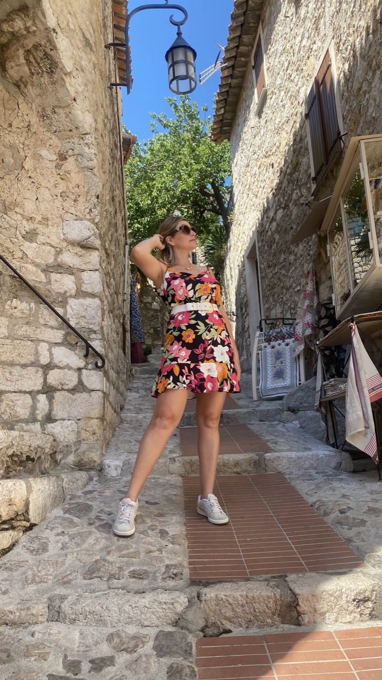 Alexandra em uma viela florida de Eze