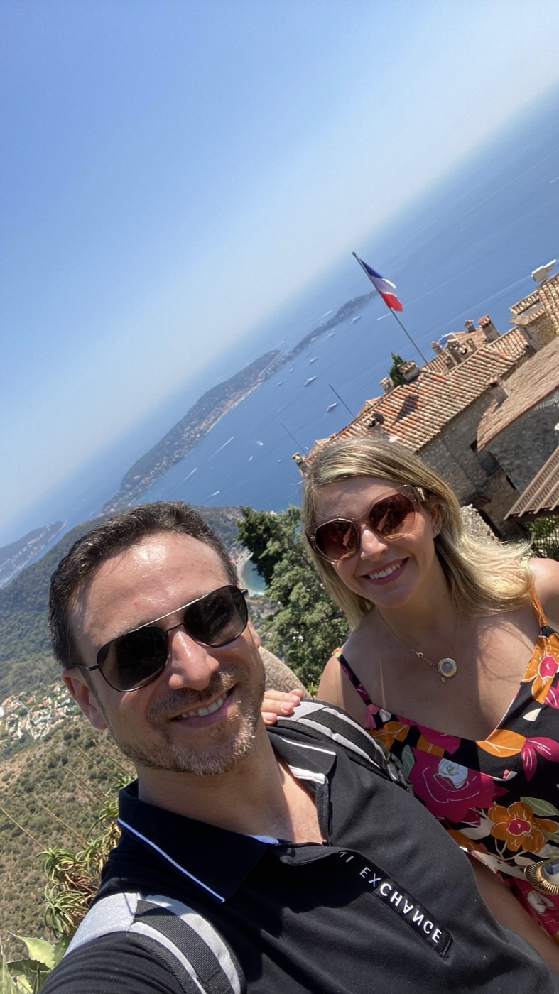 Casal em Eze com o mar Mediterraneo ao fundo