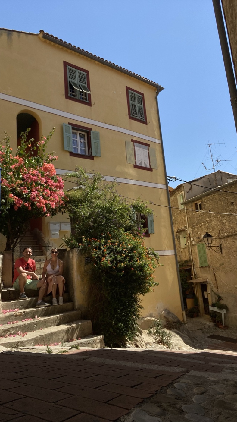 Casario colorido de Menton com flores