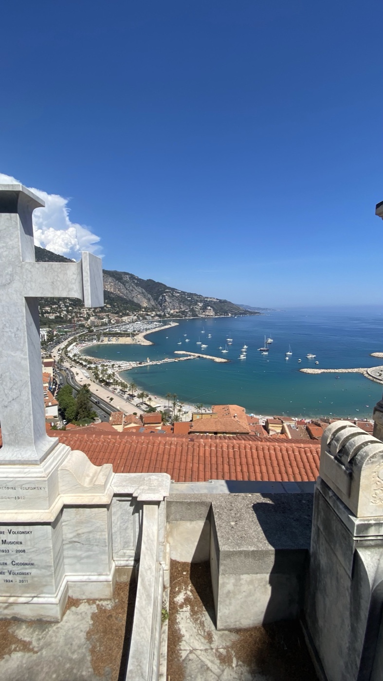 Vista do porto e dos telhados coloridos de Menton