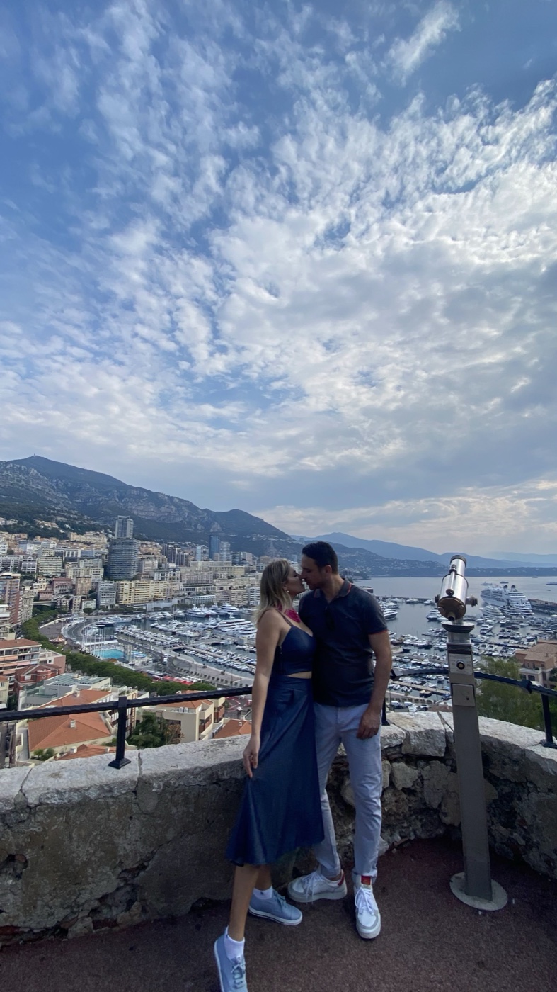 Casal no mirante com vista para Monaco