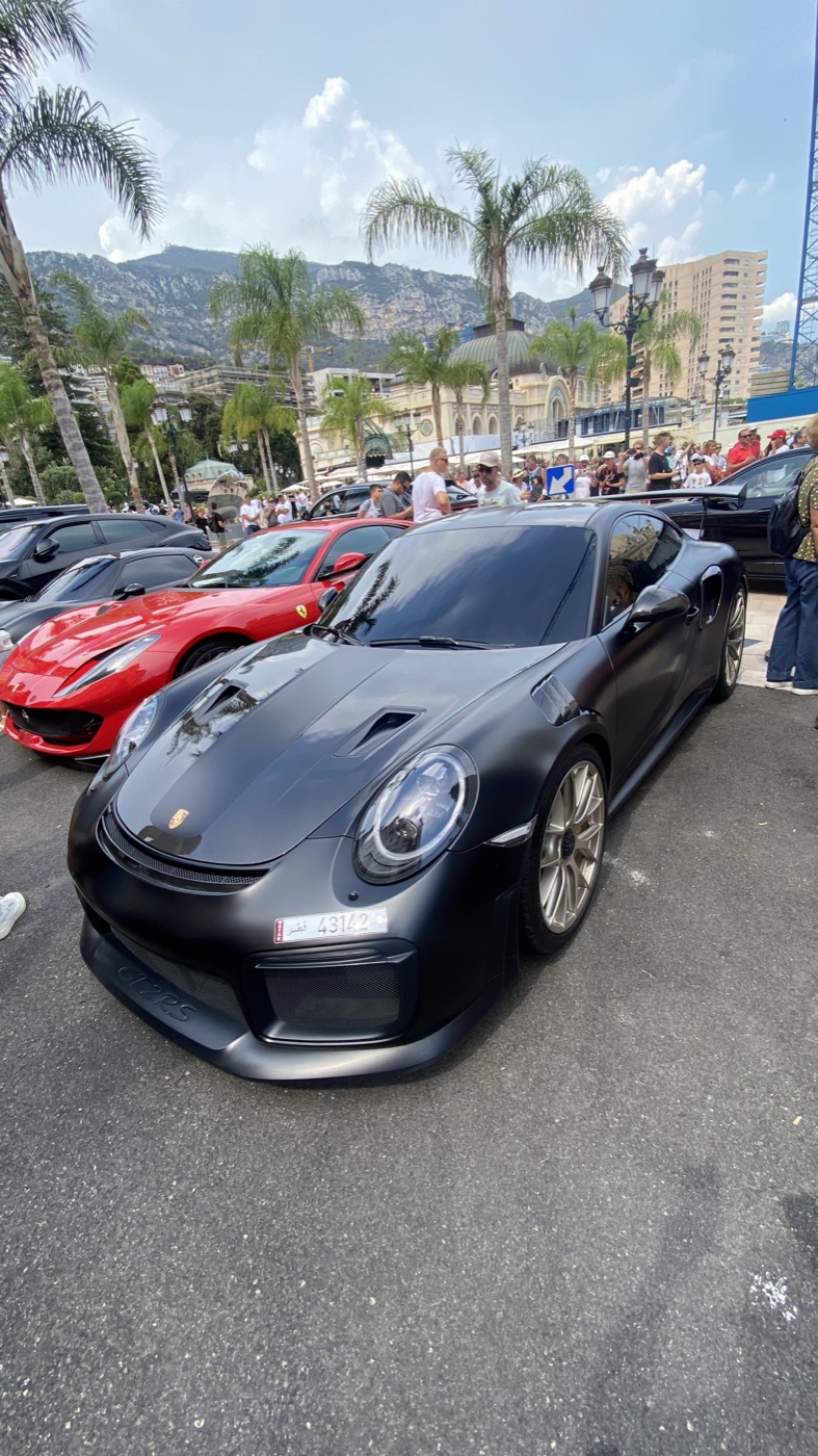 Supercarros estacionados em frente ao Cassino de Monte Carlo
