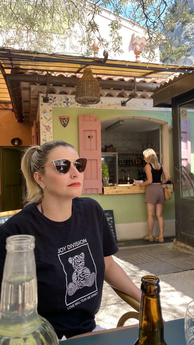 Alexandra com uma taca de rose provencal