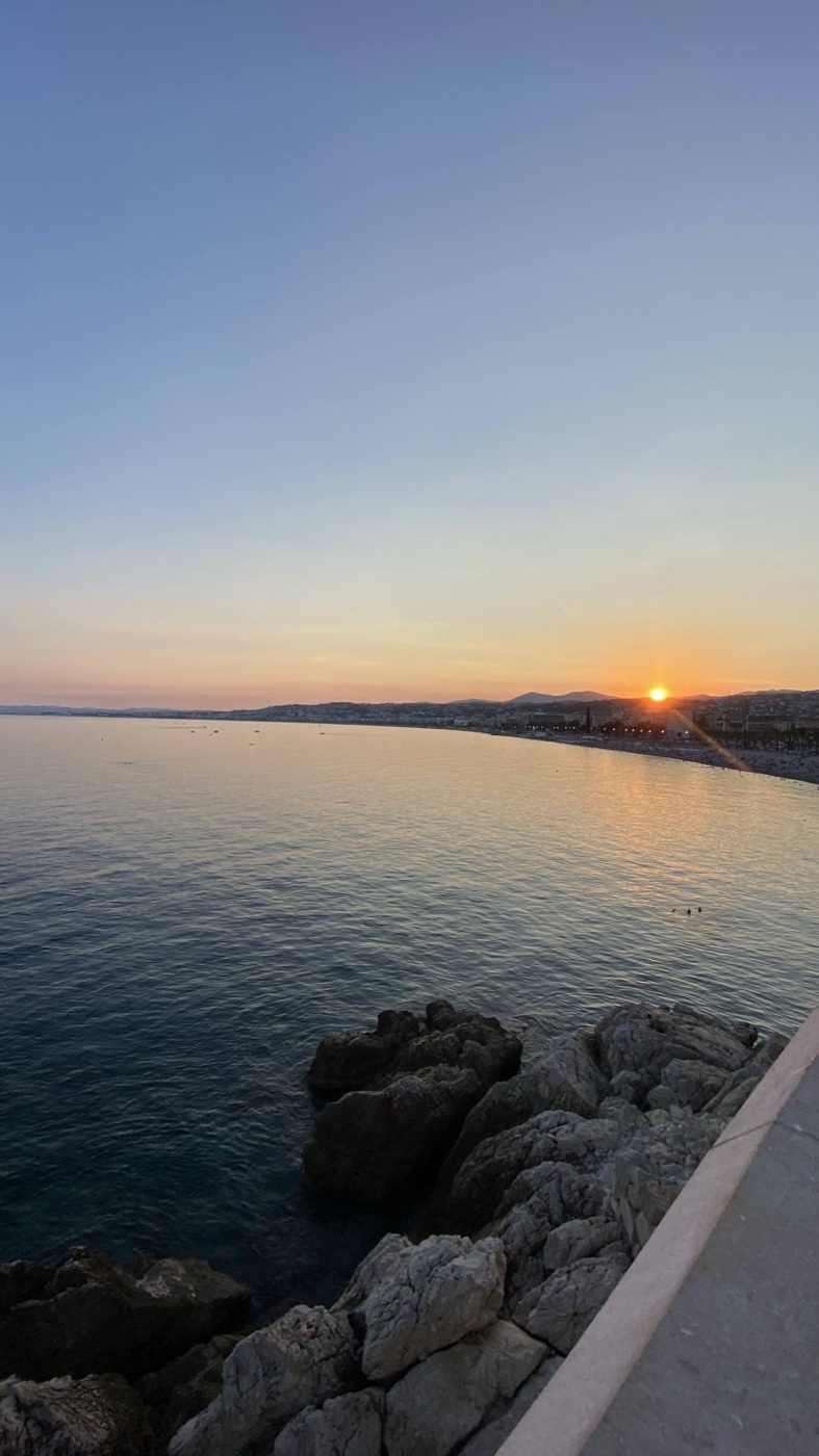 Por do sol sobre o mar Mediterraneo em Nice