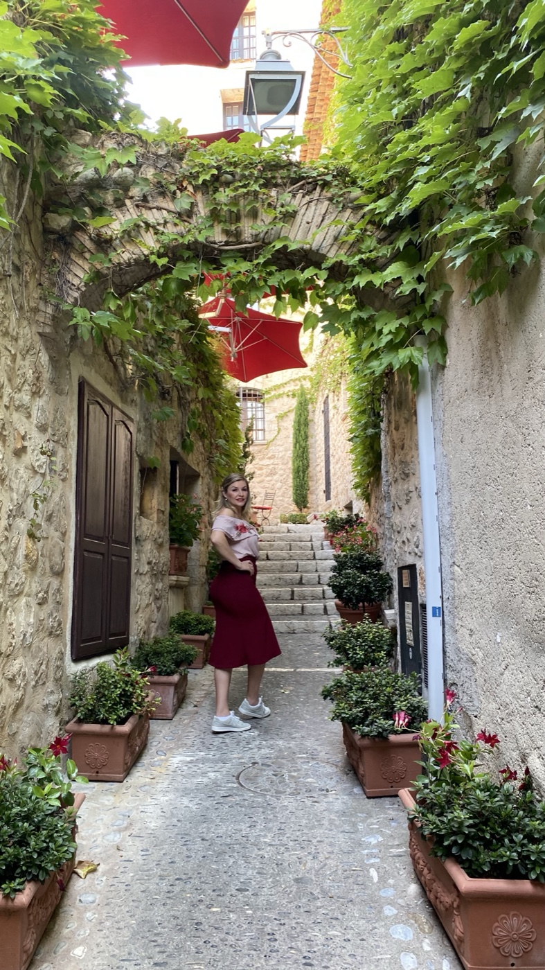 Alexandra em viela florida de Saint-Paul-de-Vence
