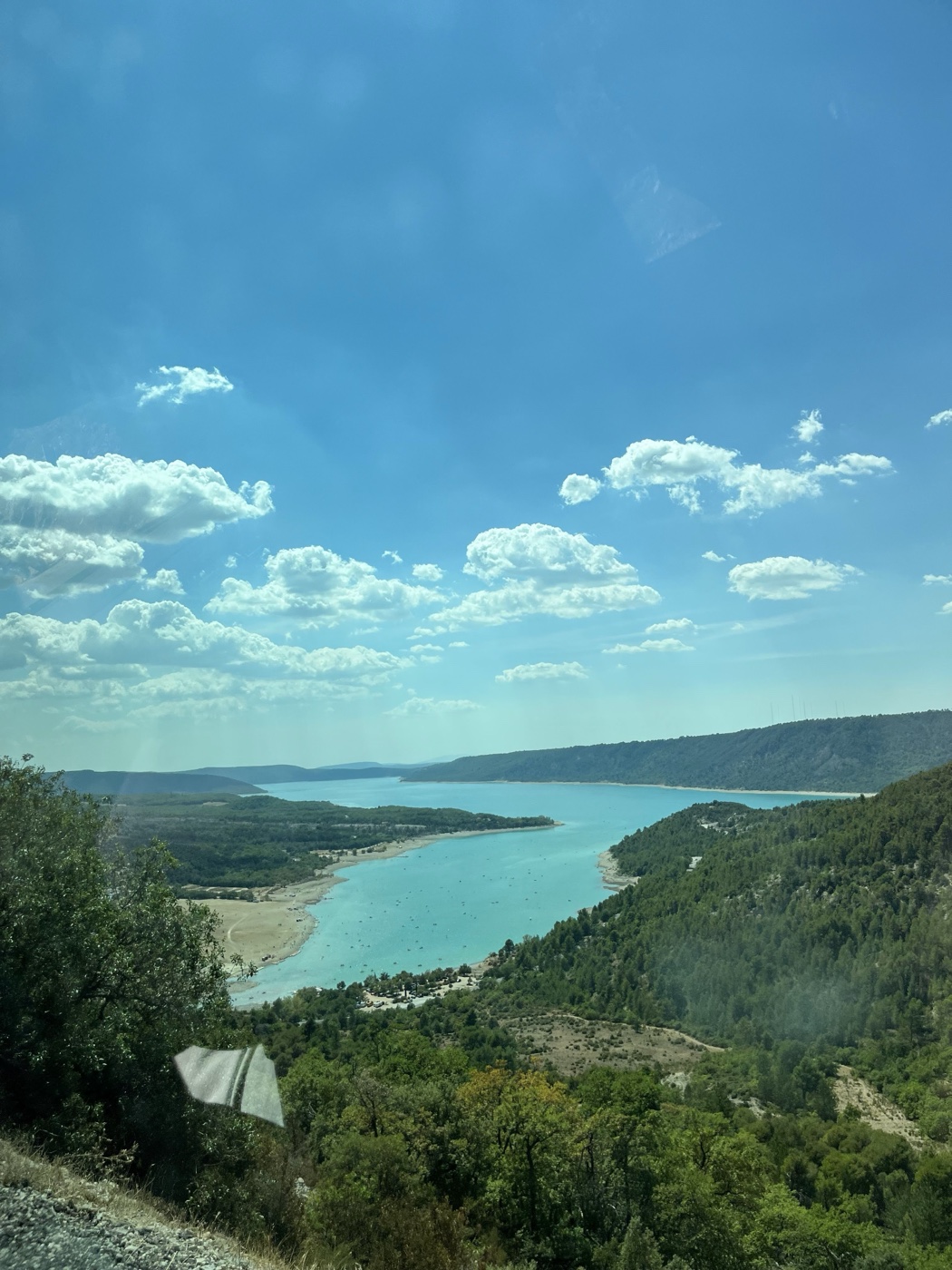 Lago de Sainte-Croix com aguas turquesa nas Gorges du Verdon