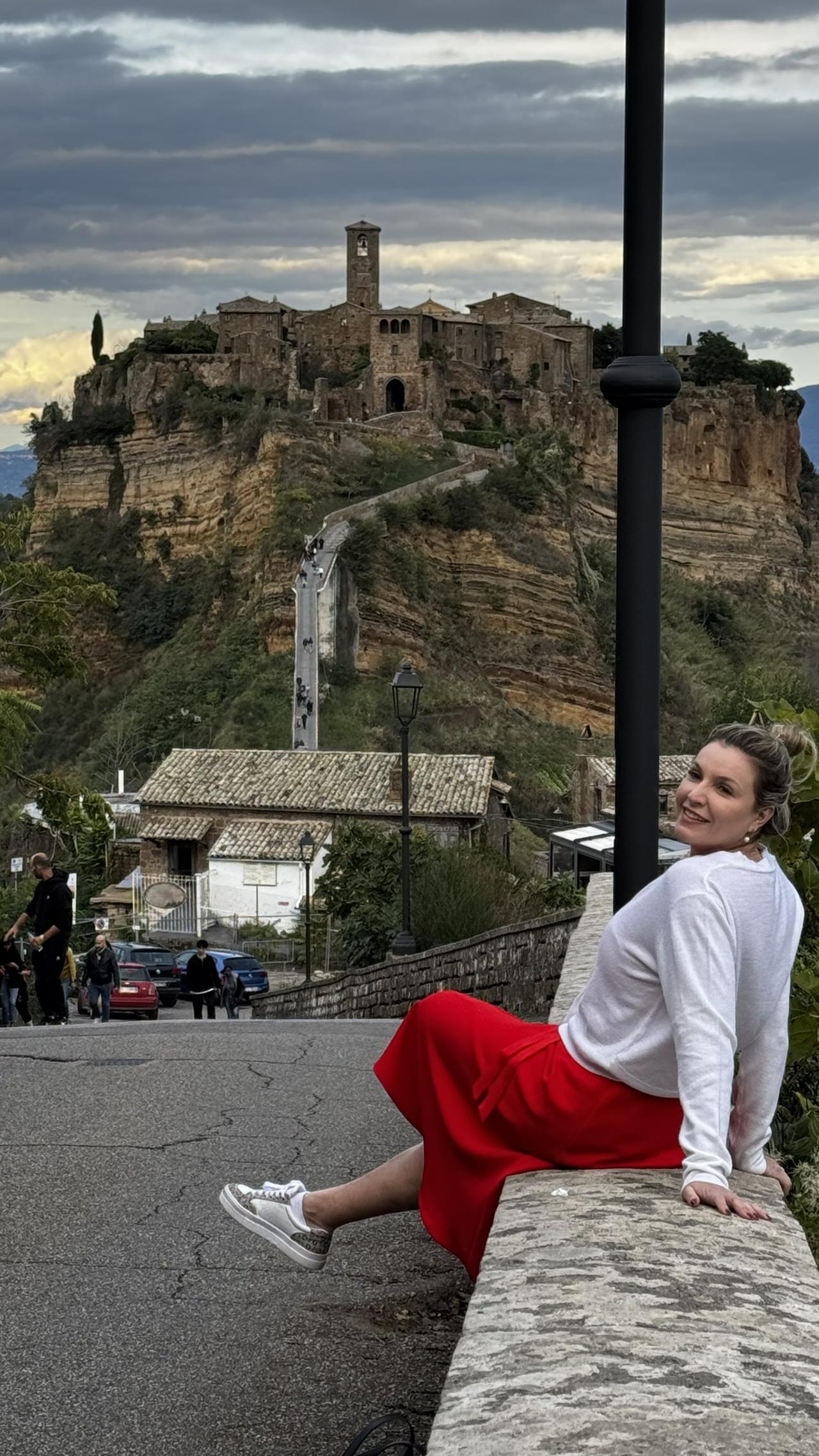 Alexandra com Civita di Bagnoregio ao fundo, a cidade que morre