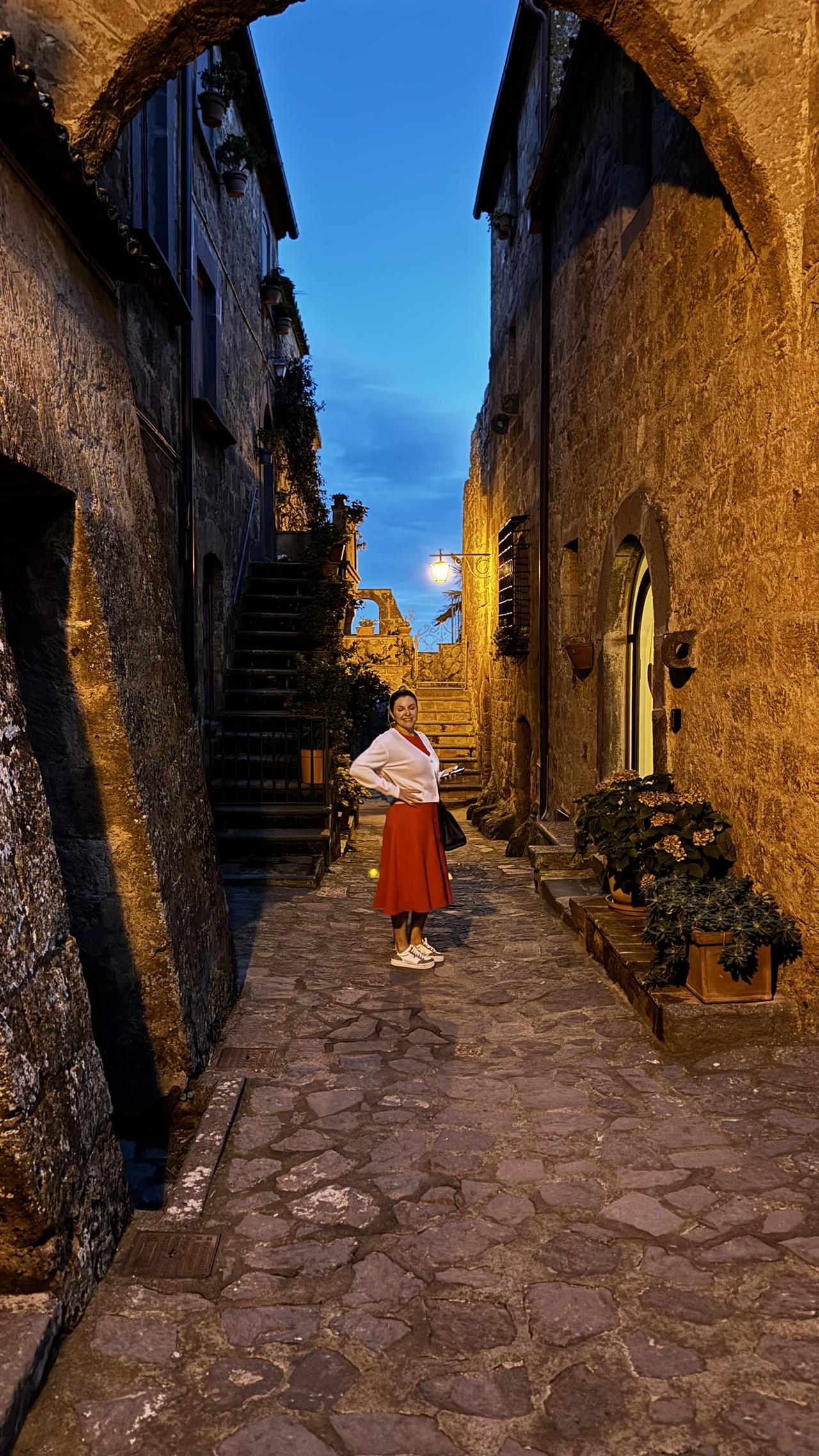 Ruelas iluminadas de Civita di Bagnoregio à noite