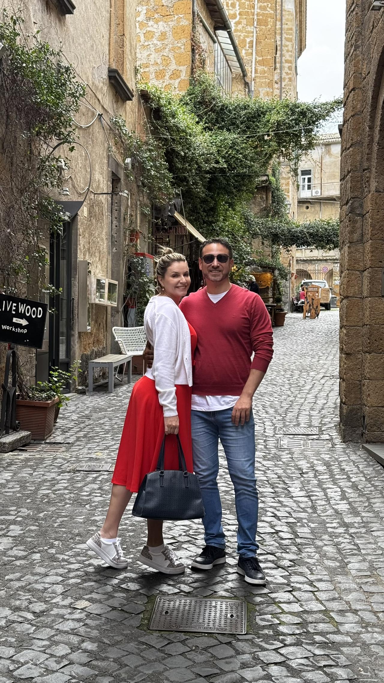 Casal caminhando pelas ruelas de pedra de Civita di Bagnoregio