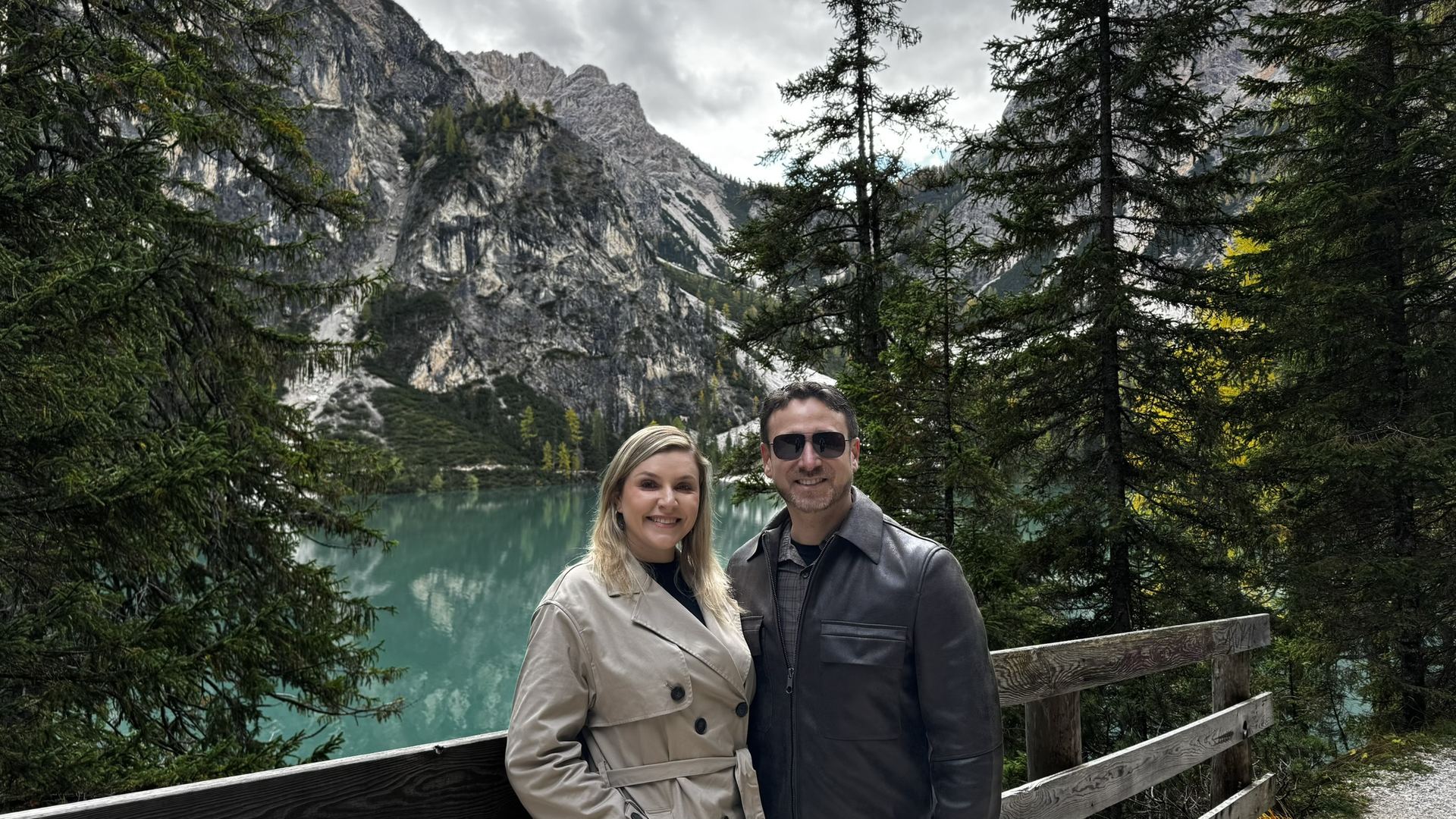 Marcelo e Alexandra no Lago di Braies, Dolomitas, água esmeralda e montanhas