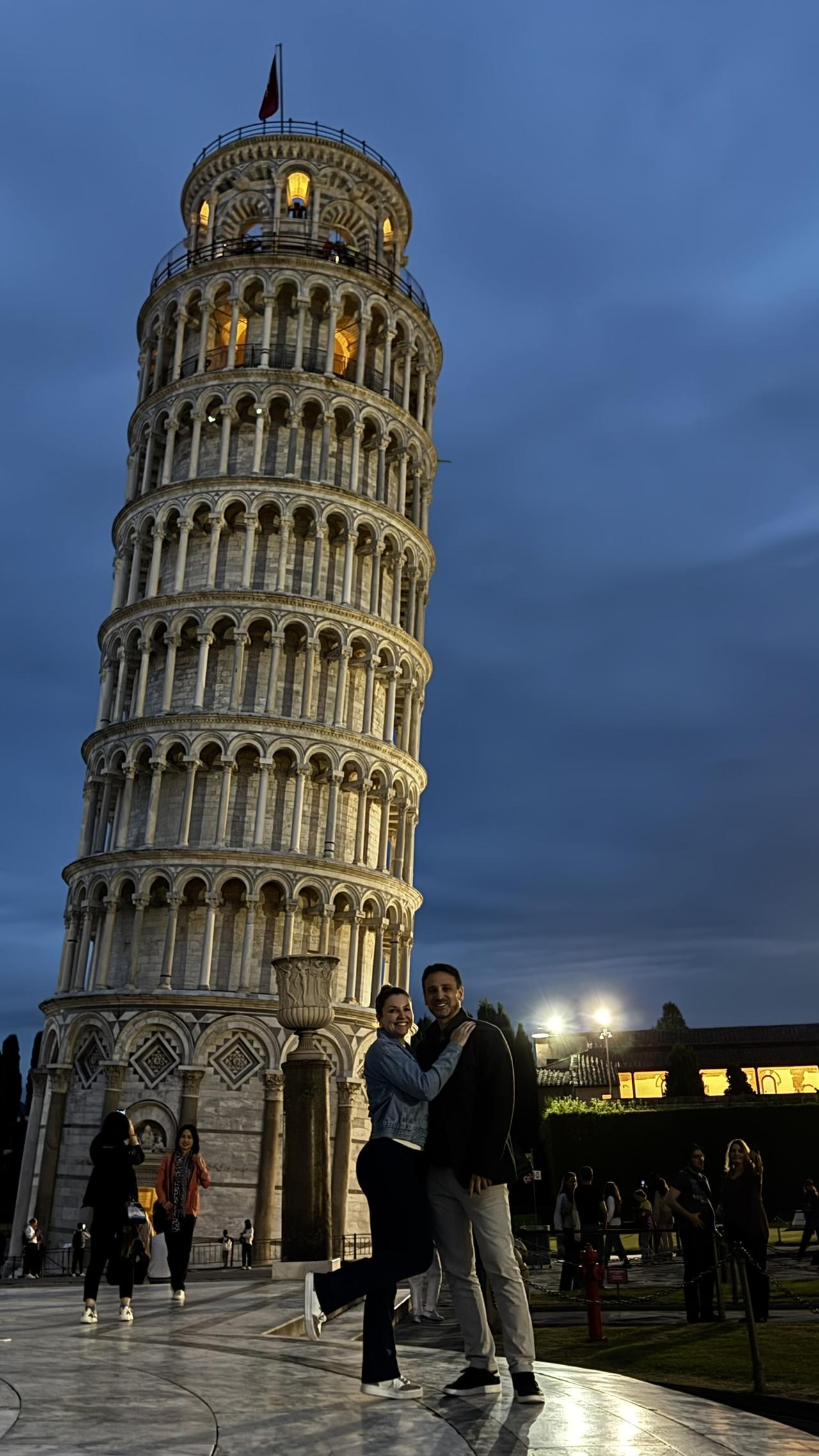 Marcelo e Alexandra abraçados na Torre de Pisa à noite