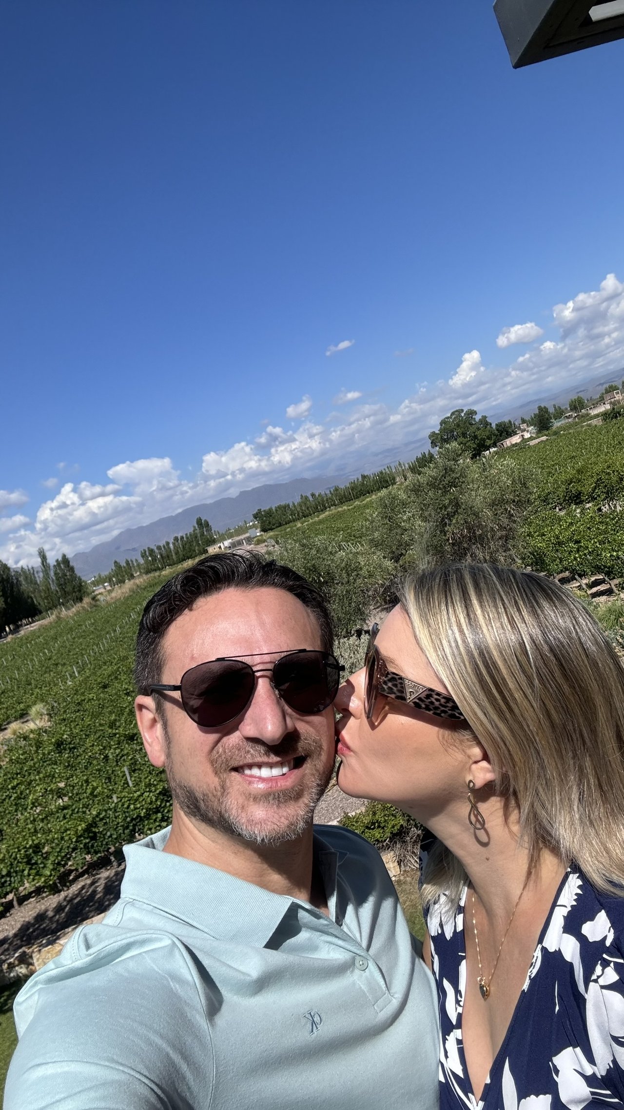 Casal em vinícola de Mendoza com Andes ao fundo