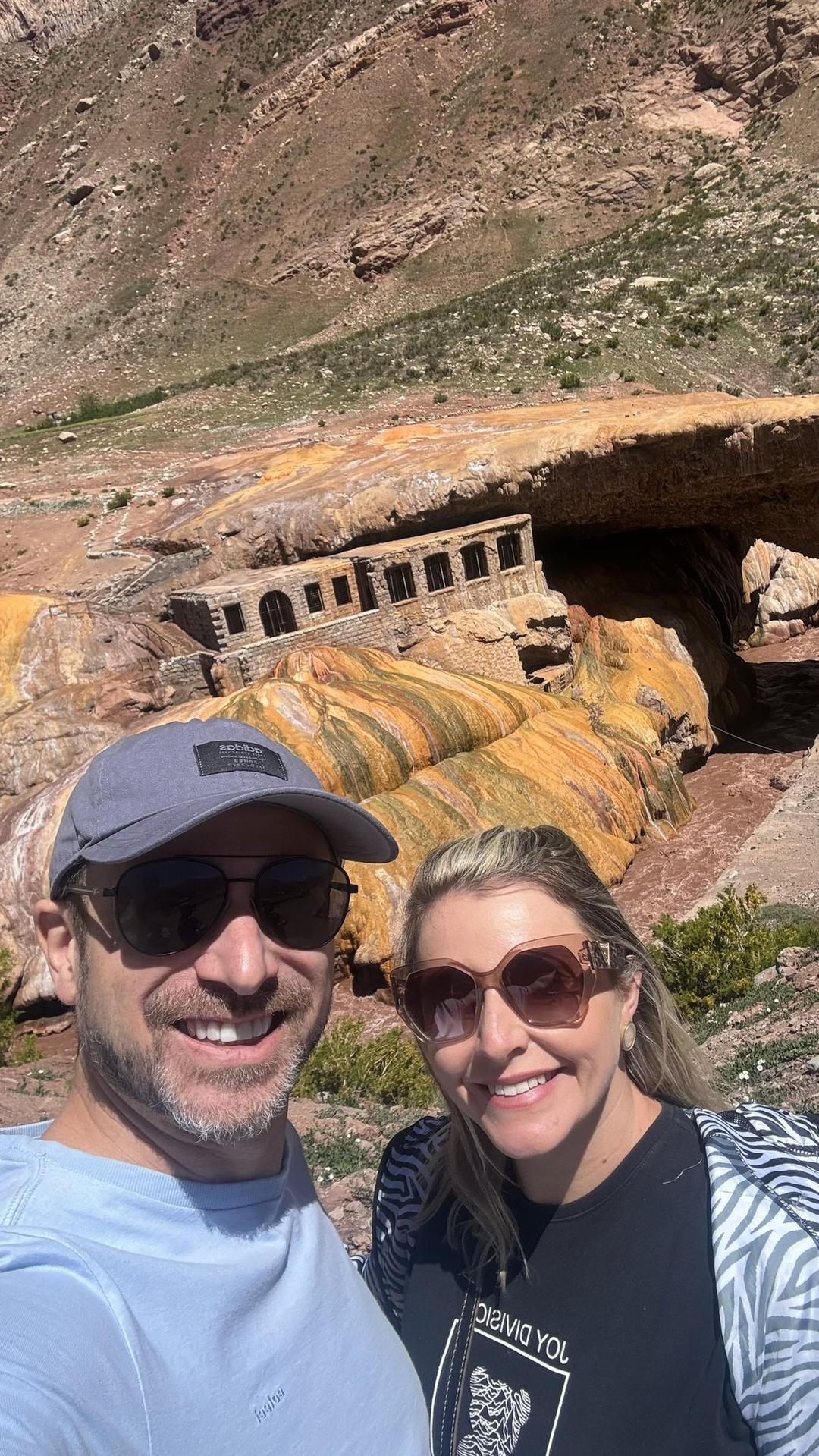 Casal no Puente del Inca nos Andes