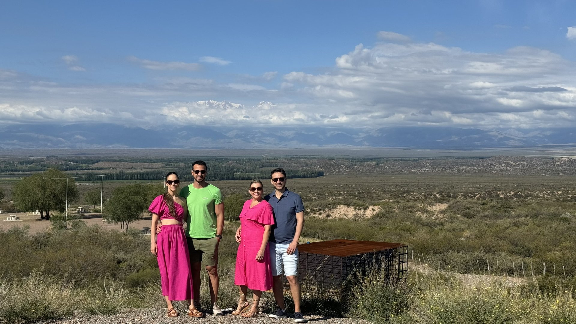 Grupo com Andes nevados ao fundo em Mendoza