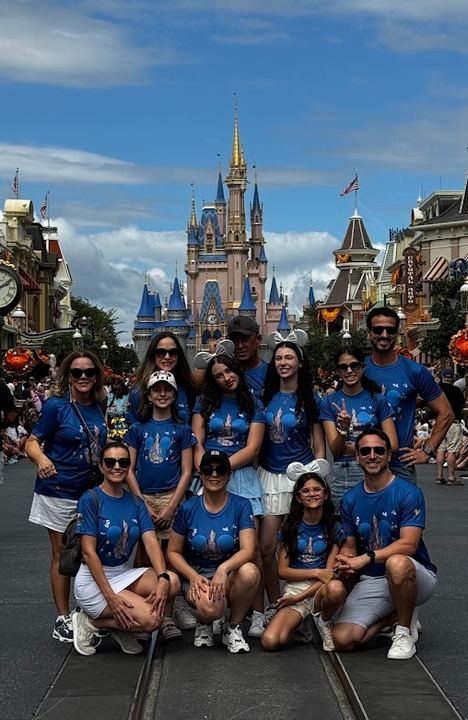 Grupo na Main Street com o Castelo da Cinderela ao fundo