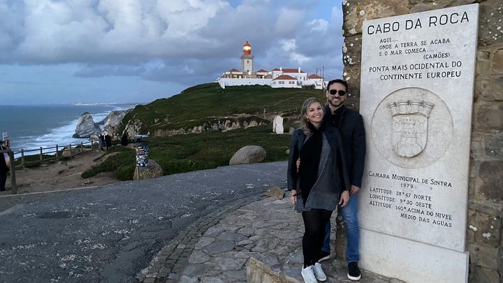 Casal no Cabo da Roca, em Portugal, porta de entrada da Europa
