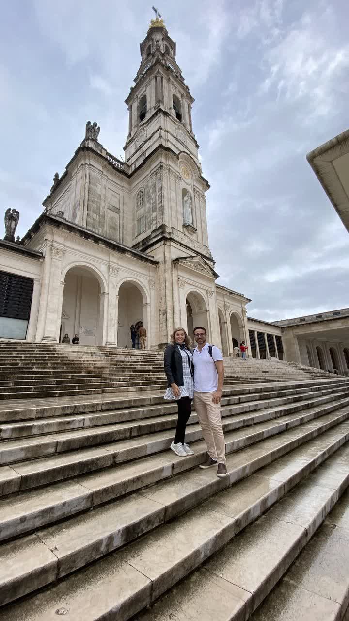 Casal em viagem tranquila por Portugal — 6 regras para viajar com idosos