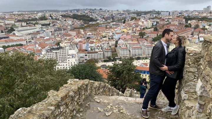 Casal no Castelo de Sao Jorge em Lisboa