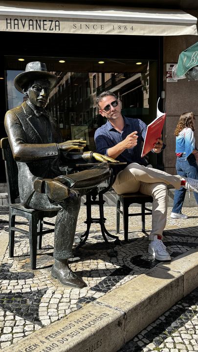 Marcelo na frente da estatua da Havaneza em Lisboa