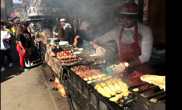 Street food russo — espetinhos e batatas grelhadas