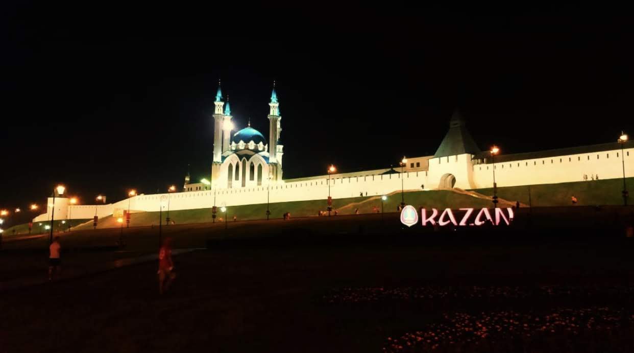 Mesquita Kul Sharif e Kremlin de Kazan iluminados a noite