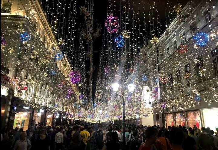 Moscou iluminada a noite — rua historica com arquitetura imperial
