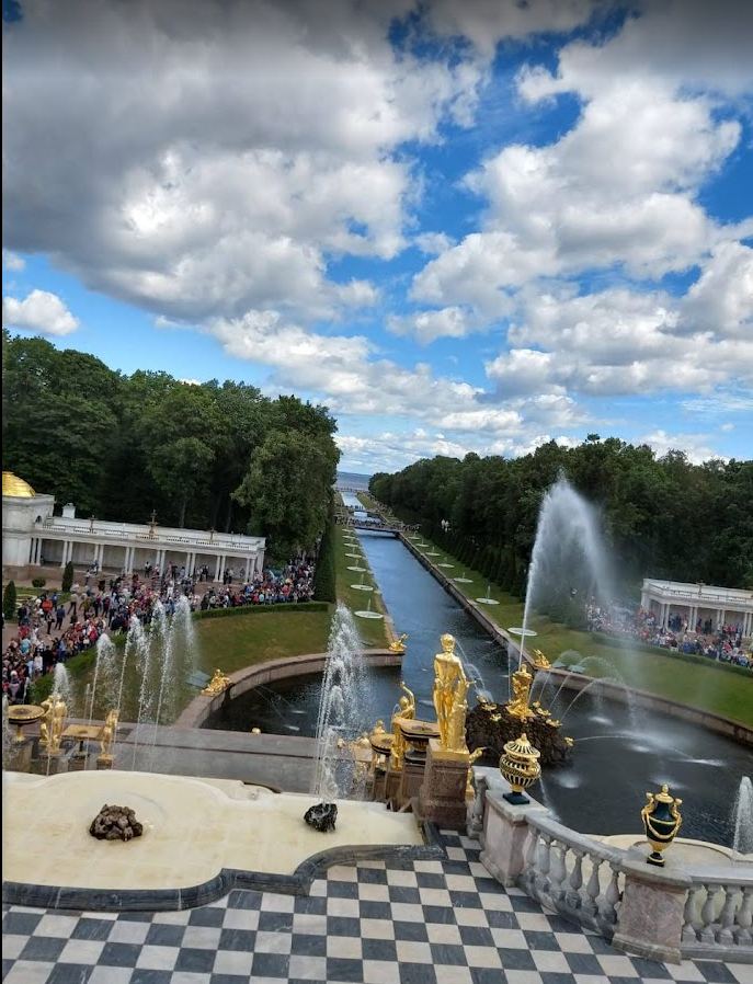 Peterhof — fontes douradas e canal em São Petersburgo