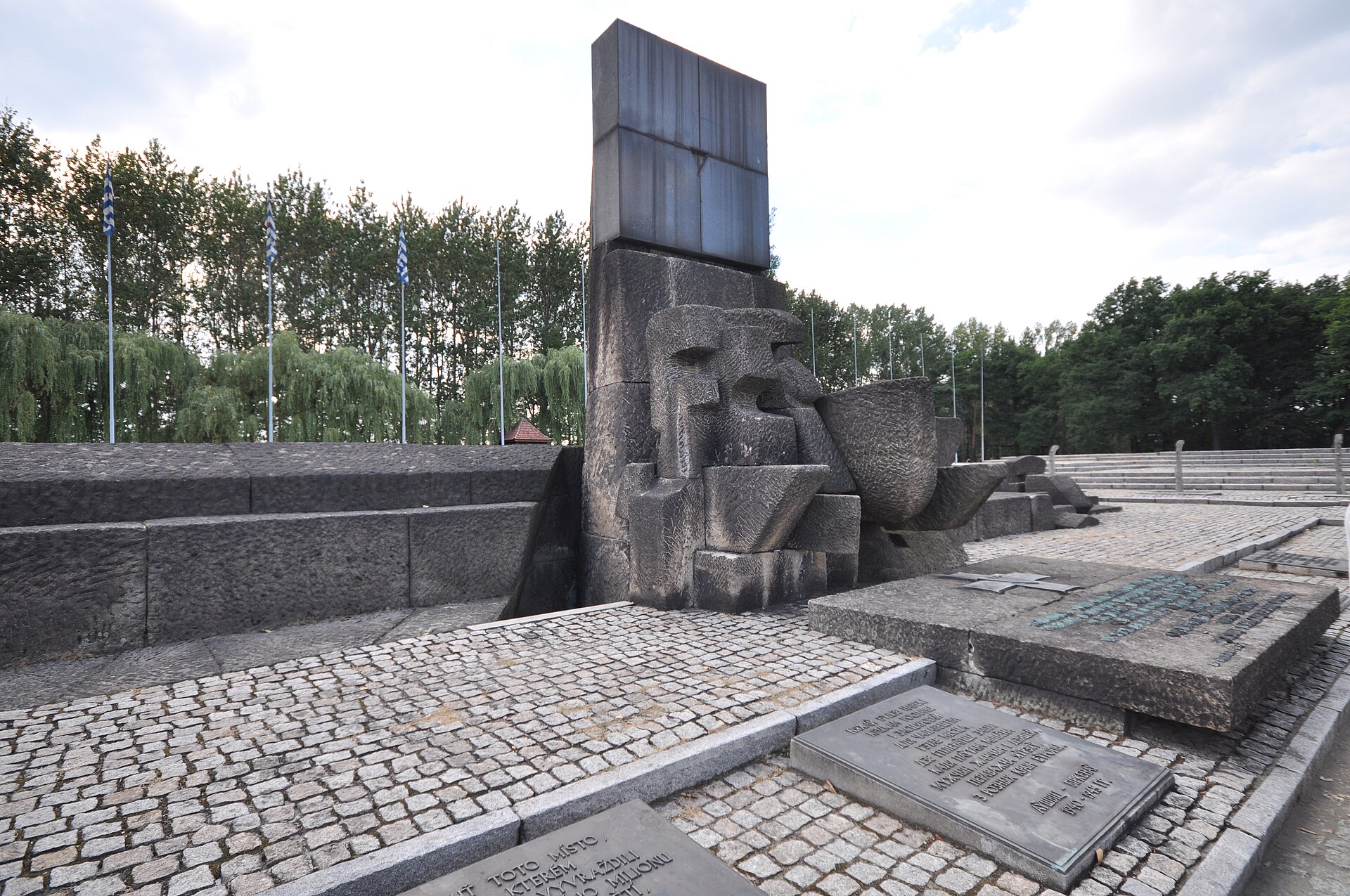 Monumento Internacional no Memorial Auschwitz II-Birkenau