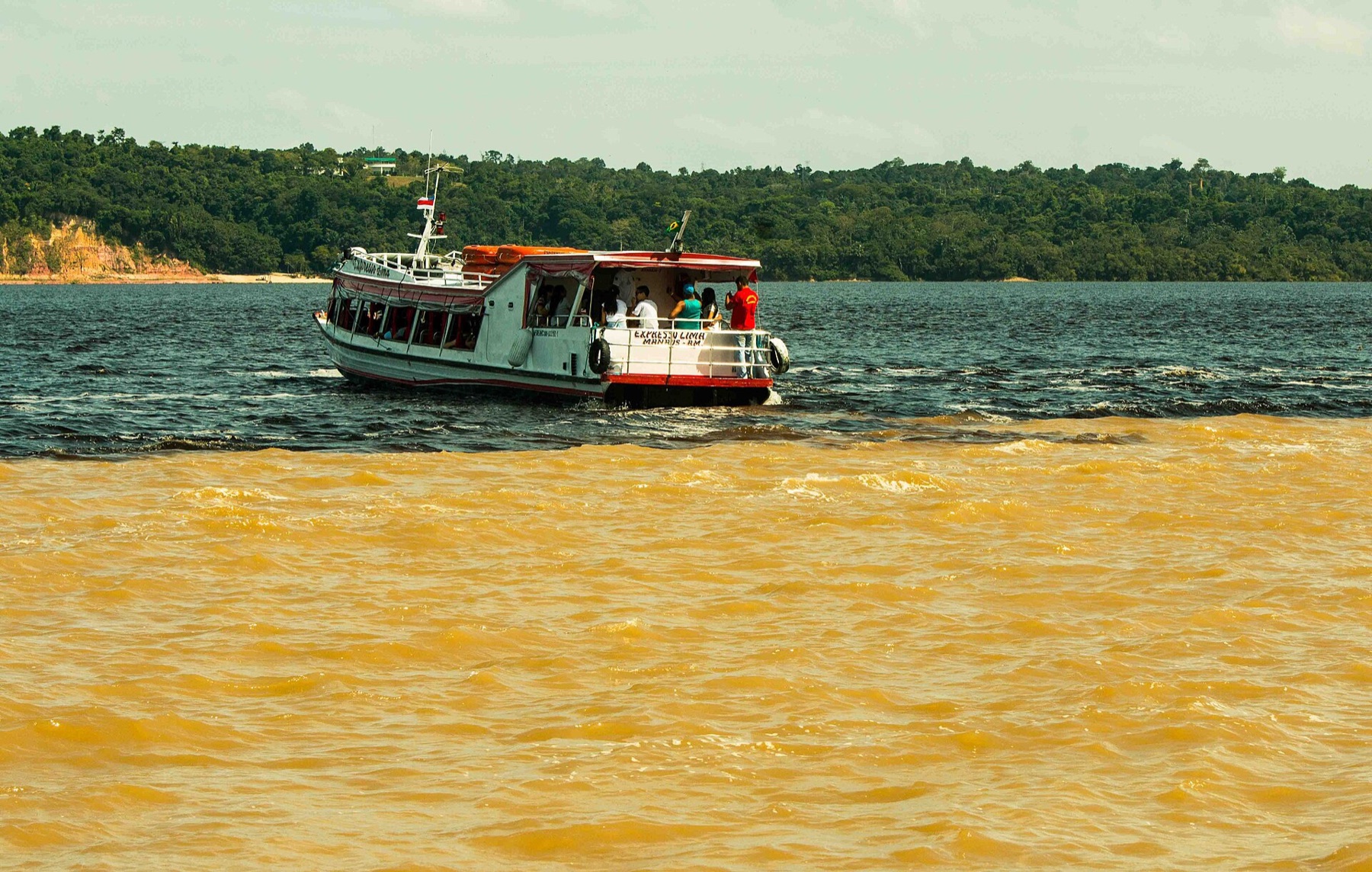 Encontro das águas escuras e barrentas próximo a Manaus