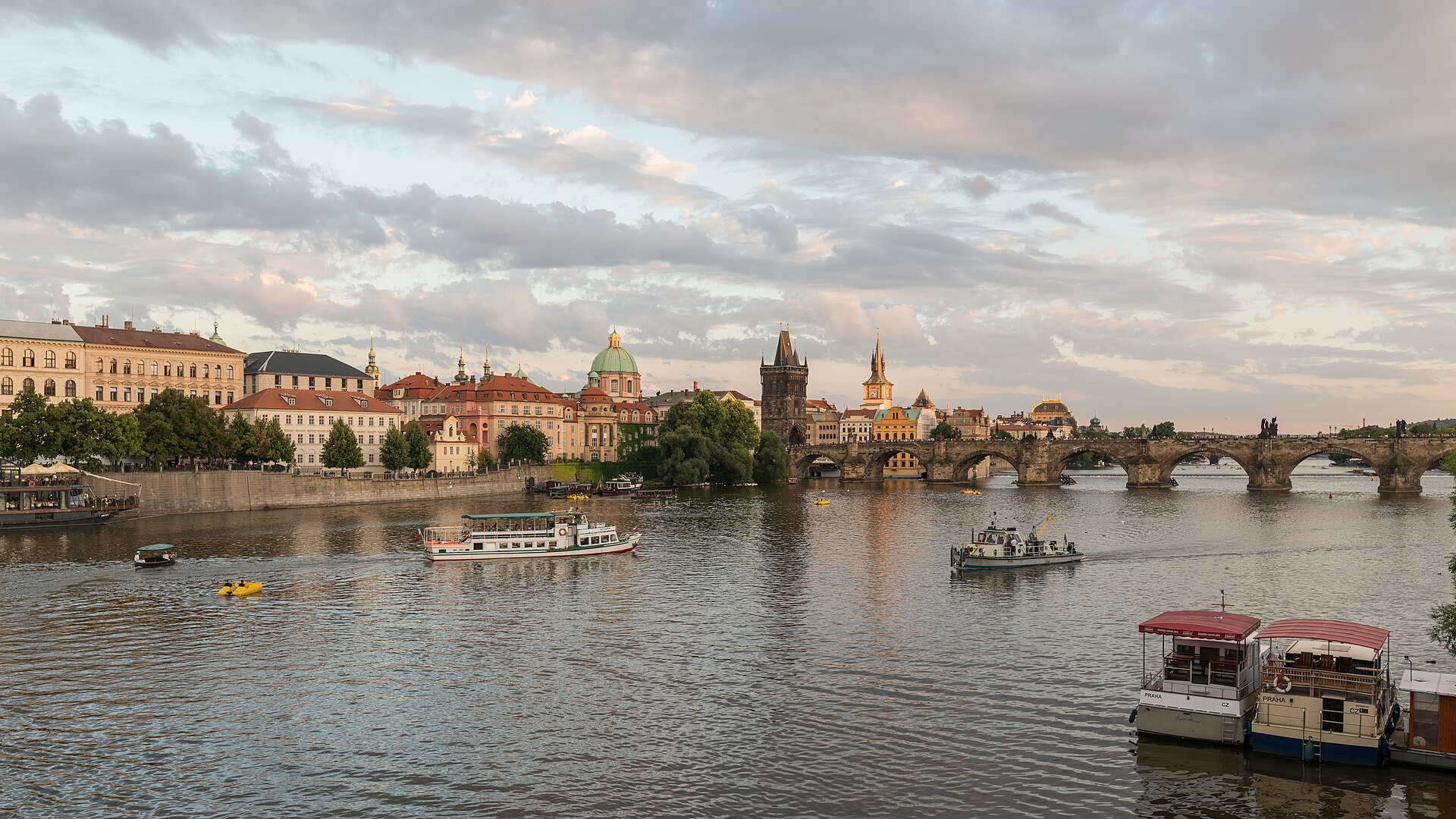 Ponte Carlos e centro histórico de Praga